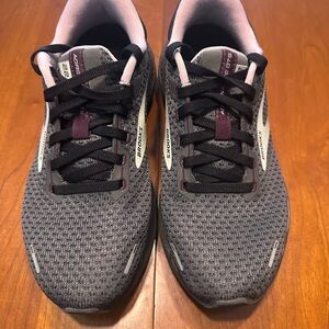 Brooks Black & Pink Women's Running Sneakers